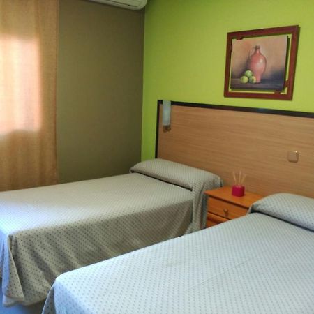 Hostal Ds Velilla de San Antonio Zewnętrze zdjęcie